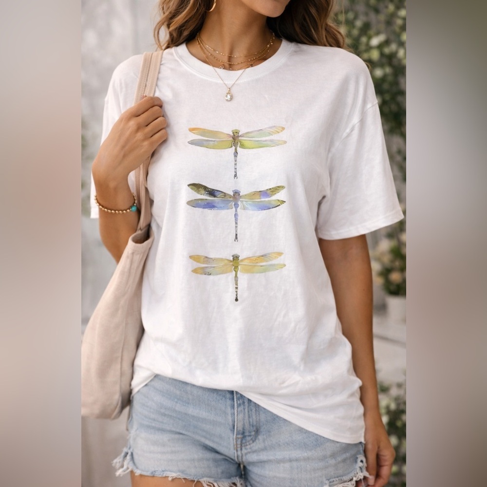 Women’s 🦋 White T-Shirt with Dragonfly Design Size Large🦋